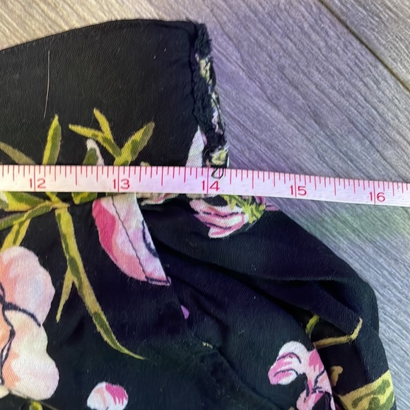 Wide leg floral pants with stretch on the backs. Plus pockets - Picture 4 of 9